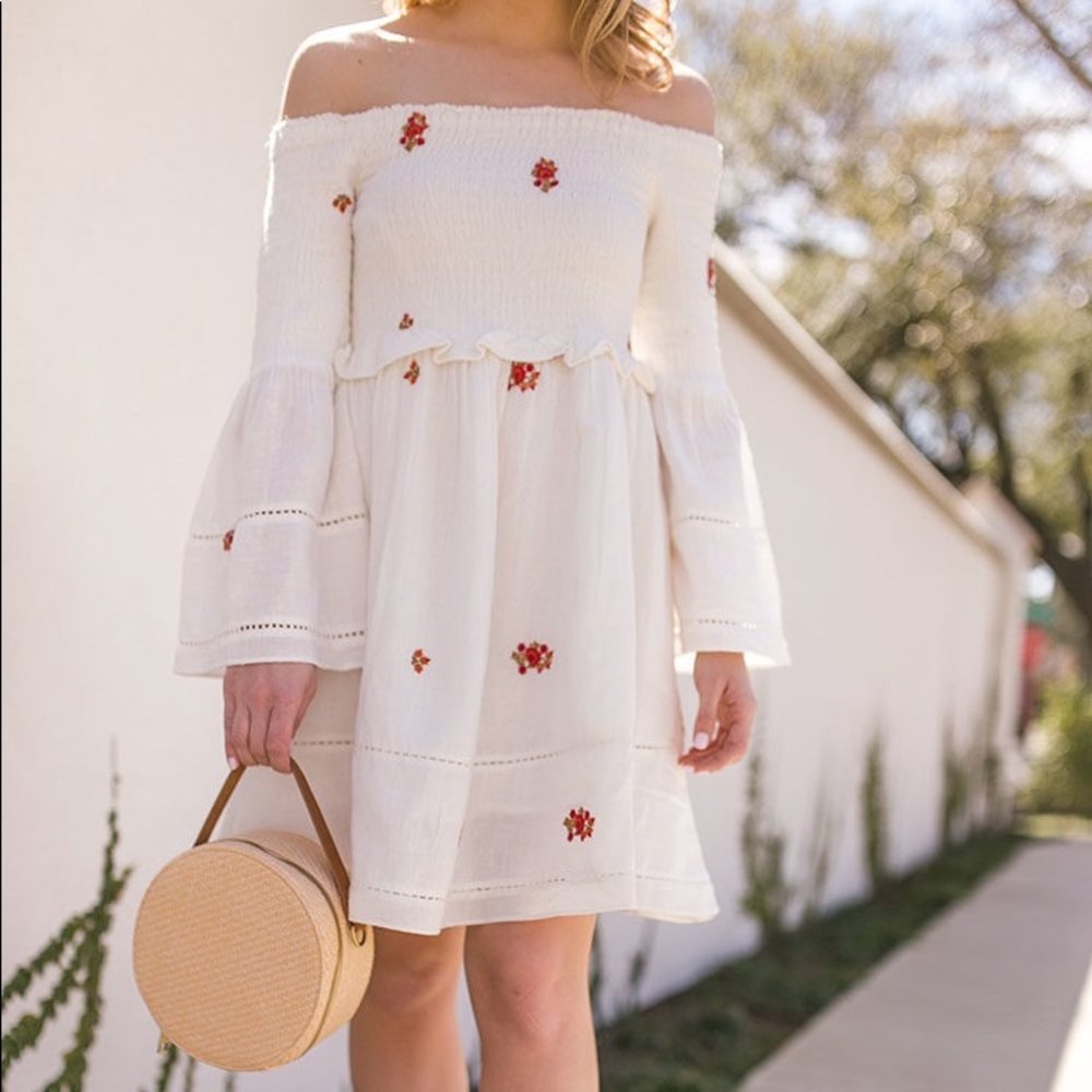 Free People NWT / Off The Shoulder White Embroidered Dress Pockets Large